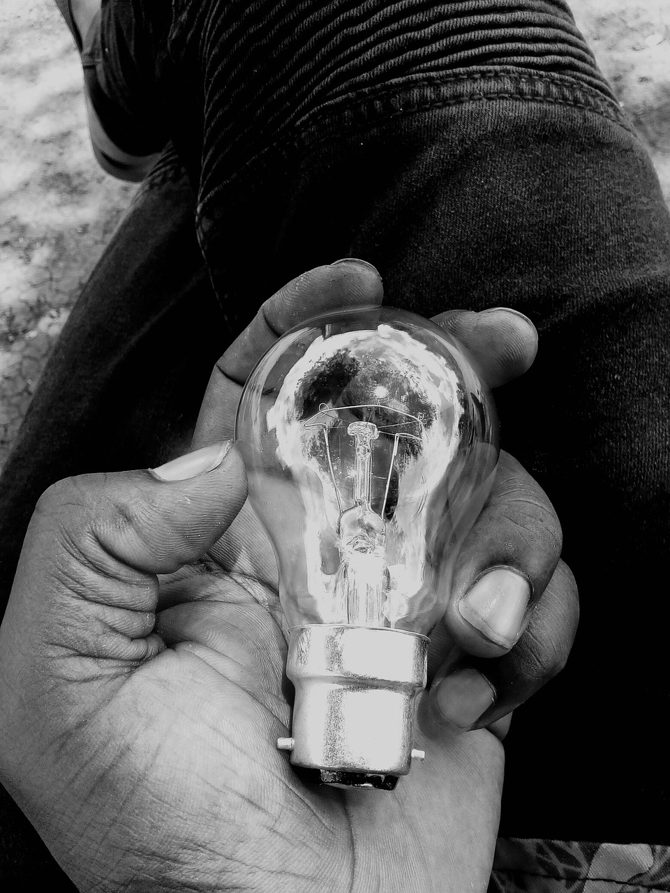 hand, light bulb, idea, black and white, glass, electric bulb, gray idea